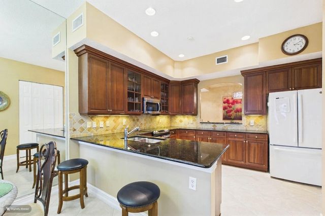 101 Palm Bay Circle B, Palm Beach Gardens, FL 33418