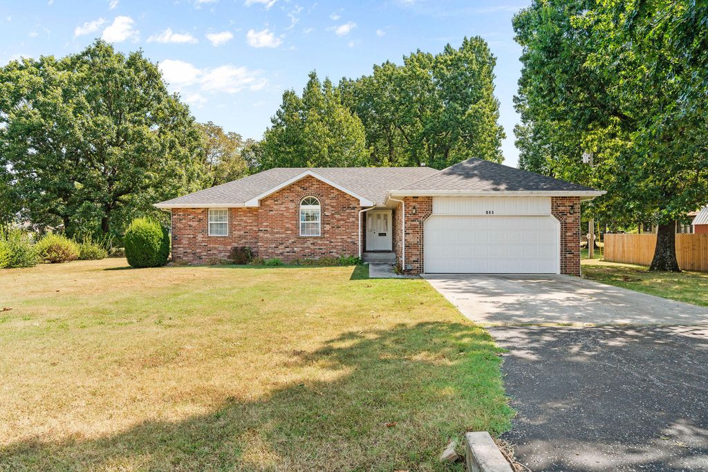 120 N Oak Grove Street, Marshfield, MO 65706