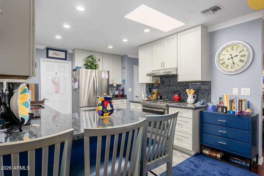 Image 13 of property listing at 10415 W DESERT FOREST Circle, Sun City, AZ 85351