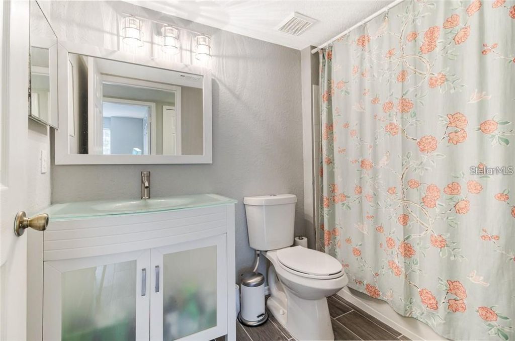 Image 11 of property listing at 13953 FAIRWAY ISLAND DRIVE 621, Orlando, FL 32837