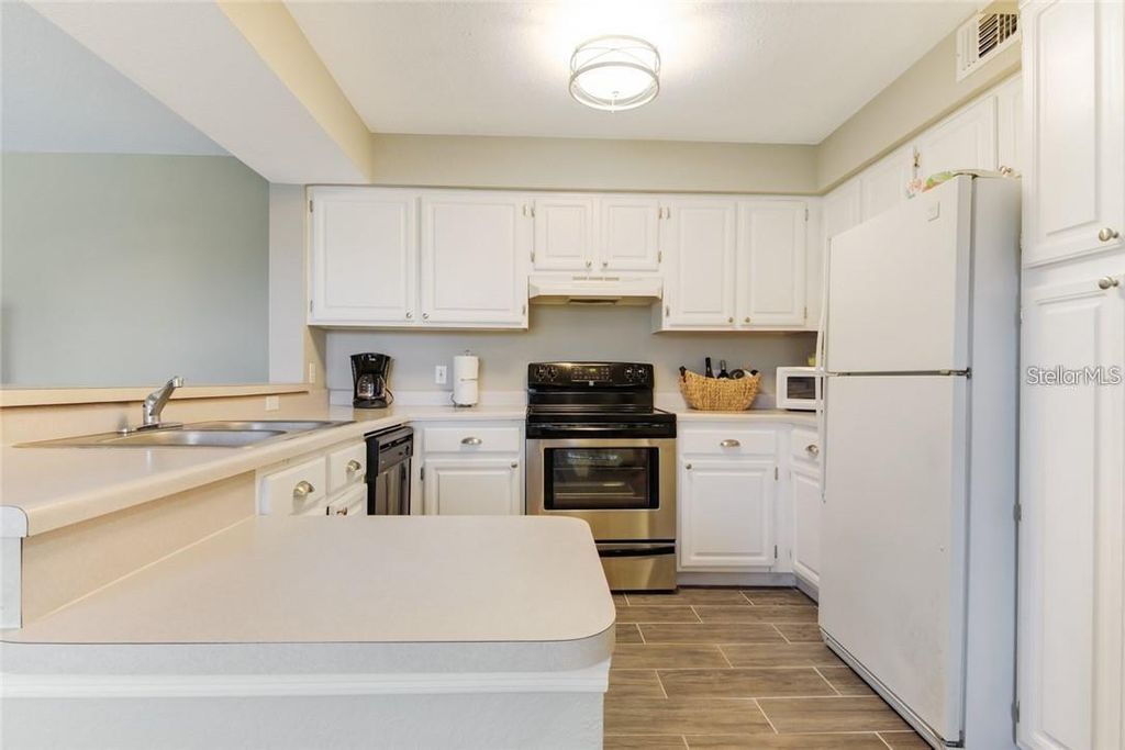 Image 3 of property listing at 13953 FAIRWAY ISLAND DRIVE 621, Orlando, FL 32837