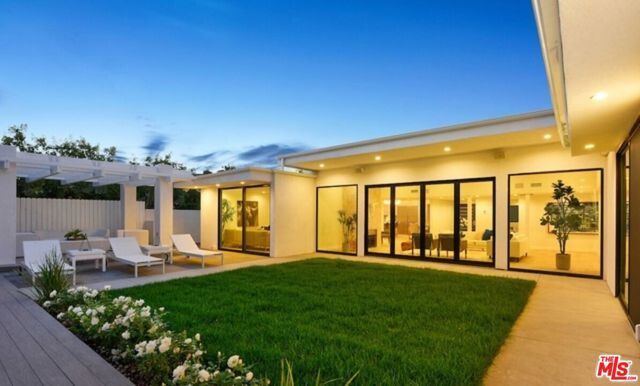 5216 Los Adornos Way, Los Angeles, CA 90027