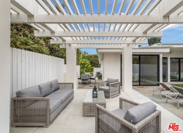 5216 Los Adornos Way, Los Angeles, CA 90027