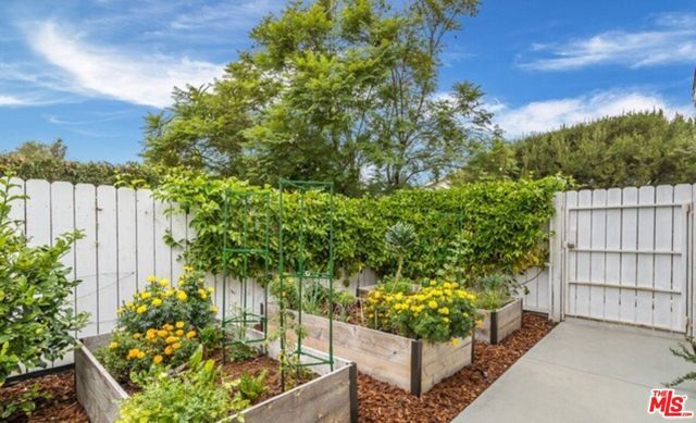 5216 Los Adornos Way, Los Angeles, CA 90027