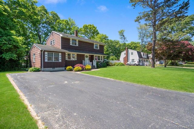 10 Hollingwood Drive, Coram, NY 11727