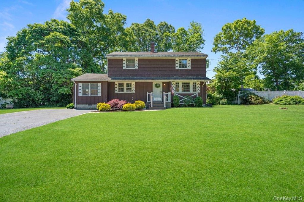 10 Hollingwood Drive, Coram, NY 11727