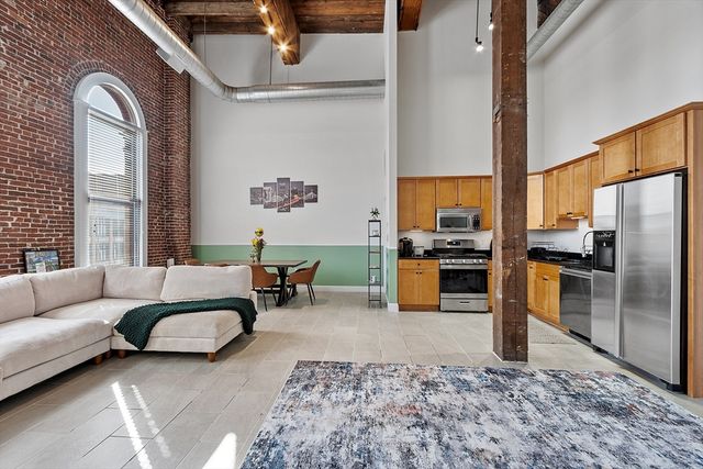 10 Kearney Sq 405, Lowell, MA 01852