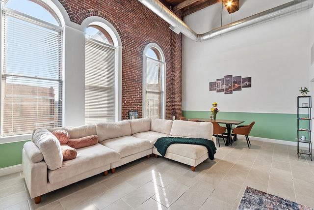 10 Kearney Sq 405, Lowell, MA 01852