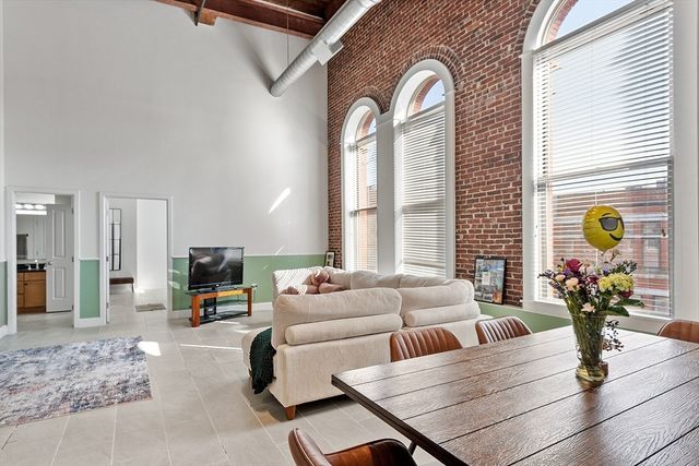 10 Kearney Sq 405, Lowell, MA 01852