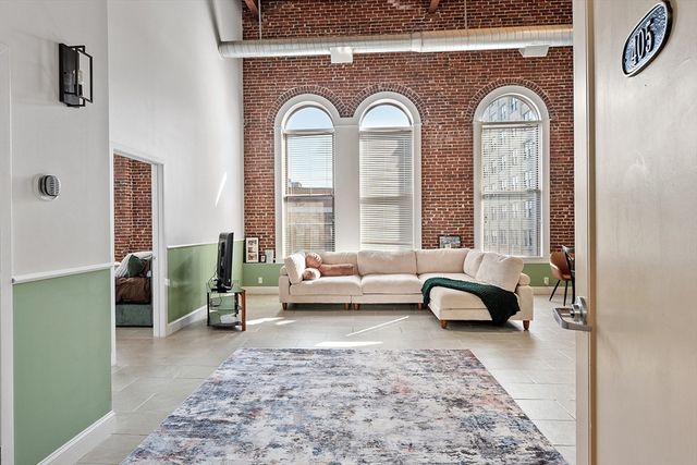 10 Kearney Sq 405, Lowell, MA 01852