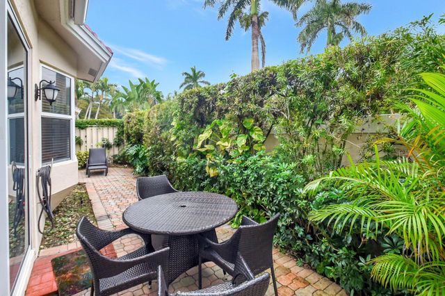 8180 Sandpiper Way, West Palm Beach, FL 33412