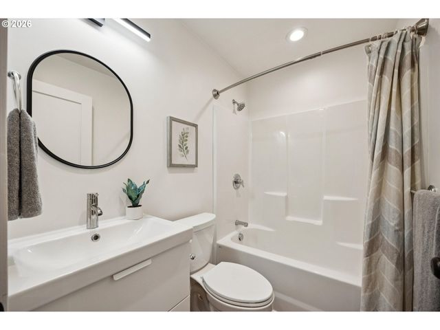 4563 Ne 47th Ave 2, Portland, OR 97218