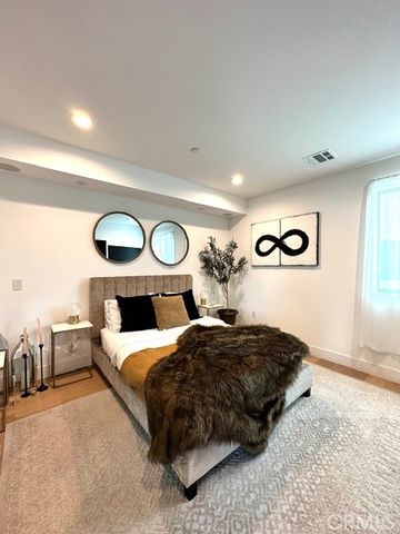 11326 Victory Boulevard, North Hollywood, CA 91606