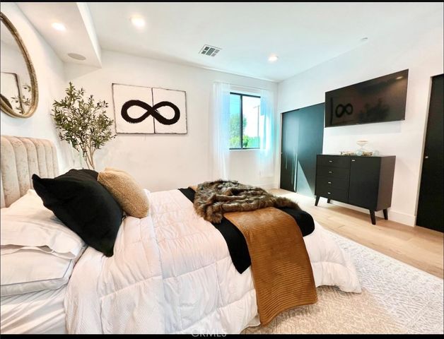 11326 Victory Boulevard, North Hollywood, CA 91606