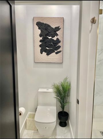 11326 Victory Boulevard, North Hollywood, CA 91606