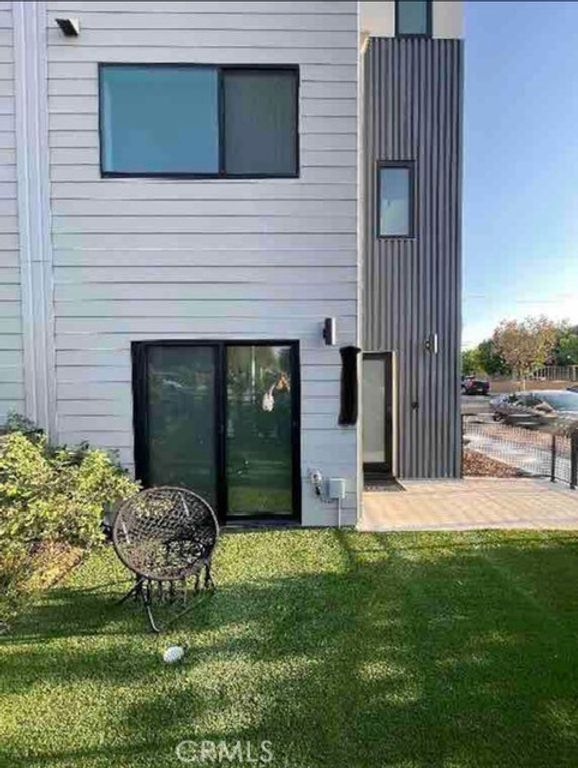 11326 Victory Boulevard, North Hollywood, CA 91606