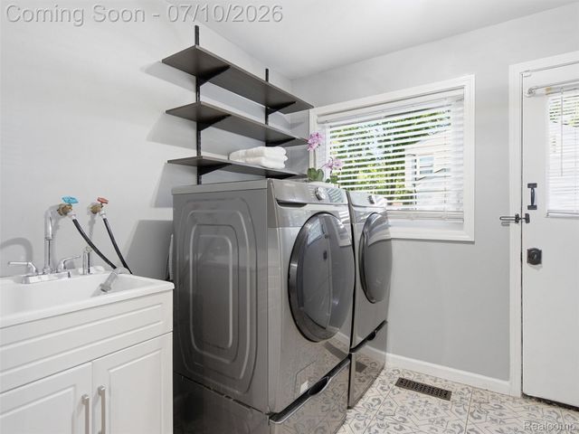 3405 Upton Drive, Troy, MI 48084