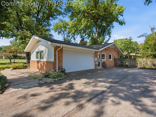 3405 Upton Drive, Troy, MI 48084