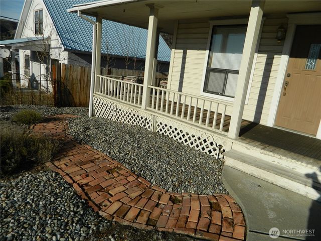 19 3rd Street E, Tonasket, WA 98855