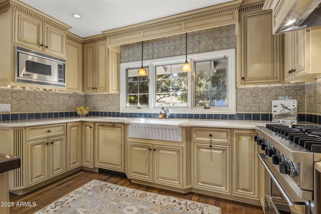 516 W LAWRENCE Road, Phoenix, AZ 85013