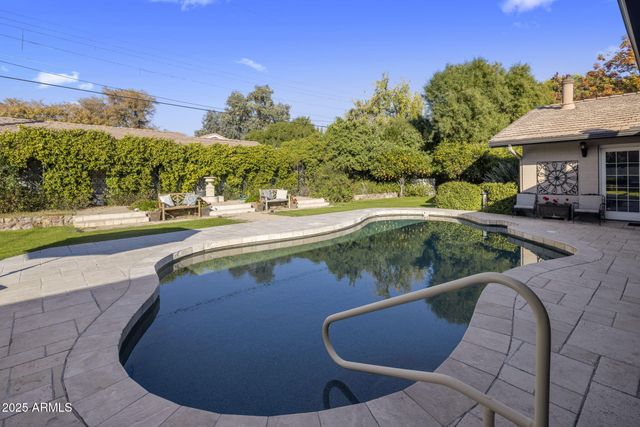 516 W LAWRENCE Road, Phoenix, AZ 85013