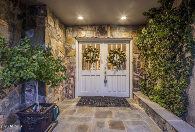 516 W LAWRENCE Road, Phoenix, AZ 85013