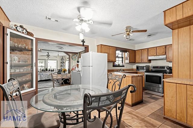 465 E Poncell Dr, Midway, GA 31320