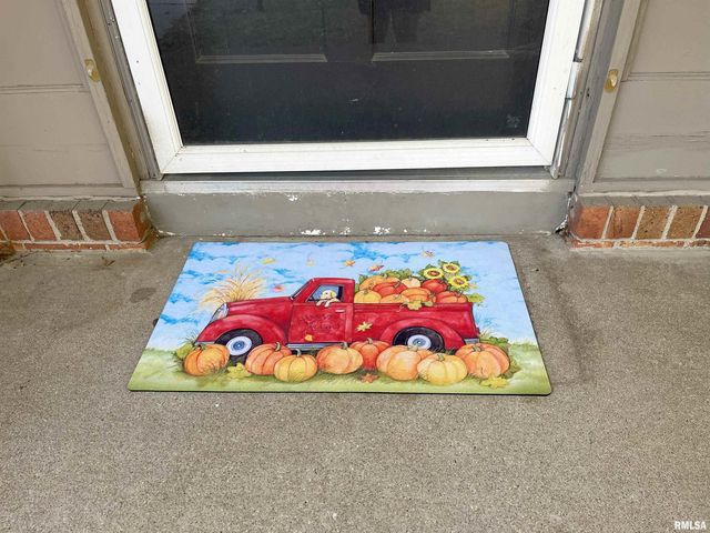 6345 N RANDWICK Road, Peoria, IL 61615