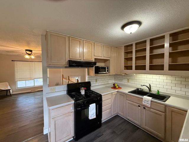 6345 N RANDWICK Road, Peoria, IL 61615