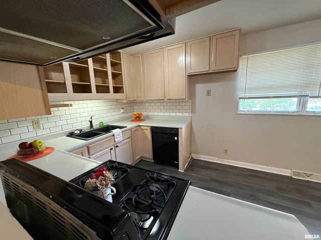 6345 N RANDWICK Road, Peoria, IL 61615