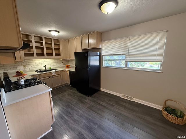 6345 N RANDWICK Road, Peoria, IL 61615