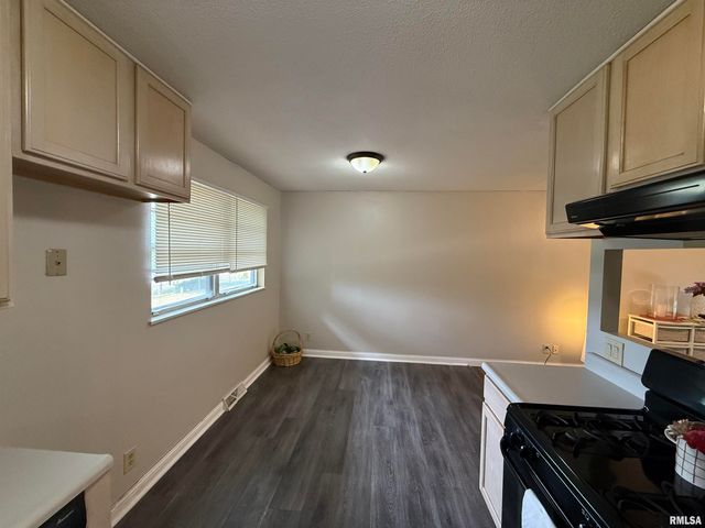 6345 N RANDWICK Road, Peoria, IL 61615