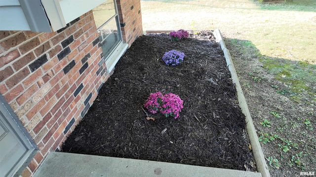 6345 N RANDWICK Road, Peoria, IL 61615