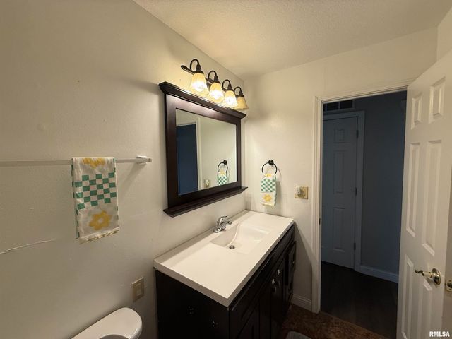 6345 N RANDWICK Road, Peoria, IL 61615