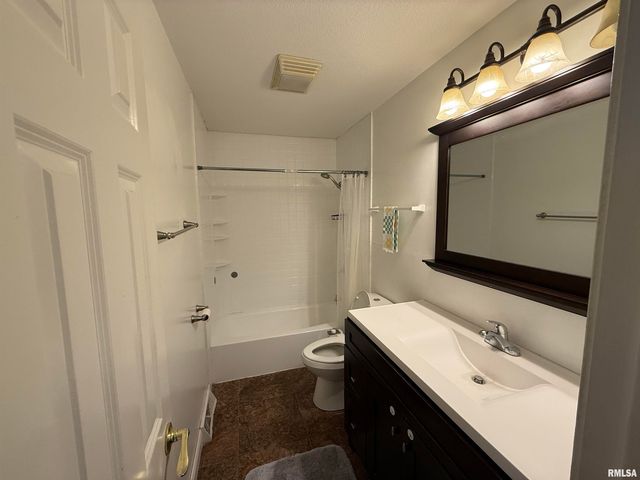 6345 N RANDWICK Road, Peoria, IL 61615