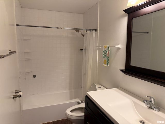 6345 N RANDWICK Road, Peoria, IL 61615