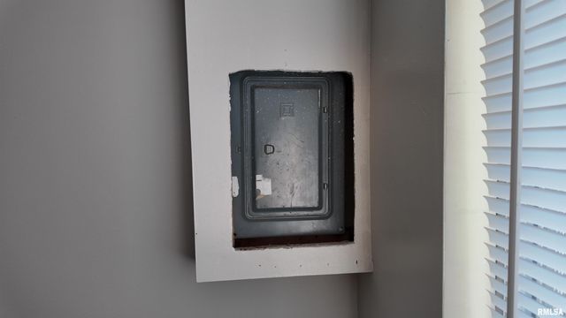 6345 N RANDWICK Road, Peoria, IL 61615