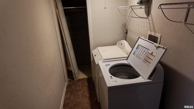 6345 N RANDWICK Road, Peoria, IL 61615