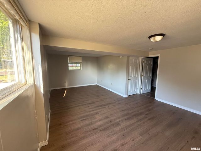 6345 N RANDWICK Road, Peoria, IL 61615