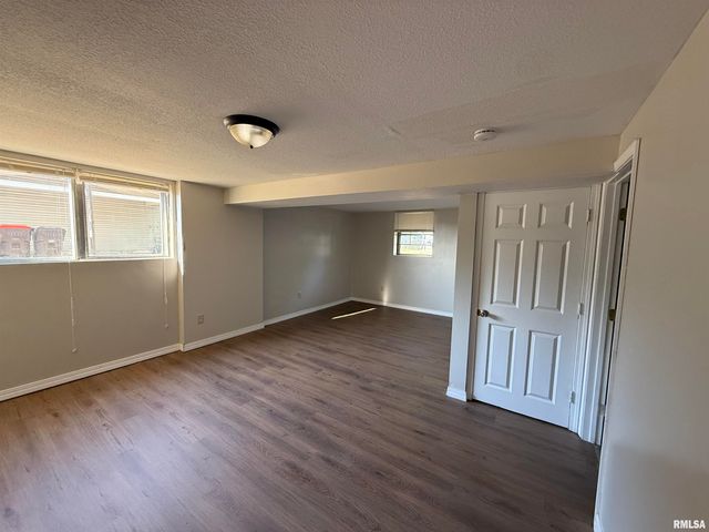 6345 N RANDWICK Road, Peoria, IL 61615