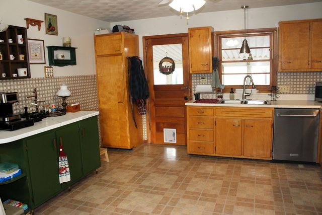 8 Edgelea Circle, Clinton, IL 61727