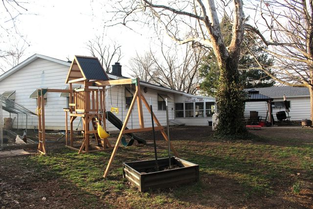 8 Edgelea Circle, Clinton, IL 61727