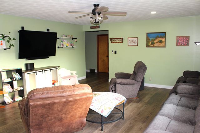 8 Edgelea Circle, Clinton, IL 61727