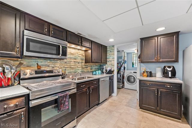 8851 Holly Lane, Olmsted Falls, OH 44138