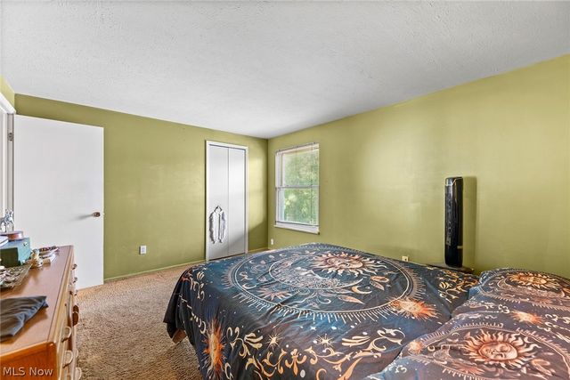 8851 Holly Lane, Olmsted Falls, OH 44138