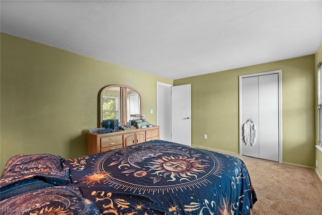 8851 Holly Lane, Olmsted Falls, OH 44138