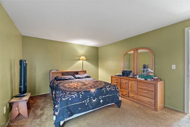 8851 Holly Lane, Olmsted Falls, OH 44138