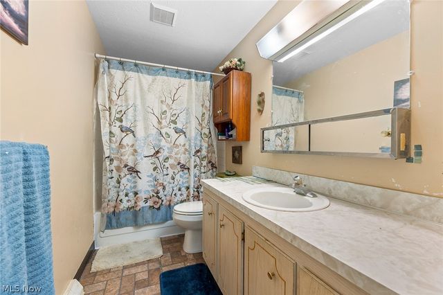 8851 Holly Lane, Olmsted Falls, OH 44138