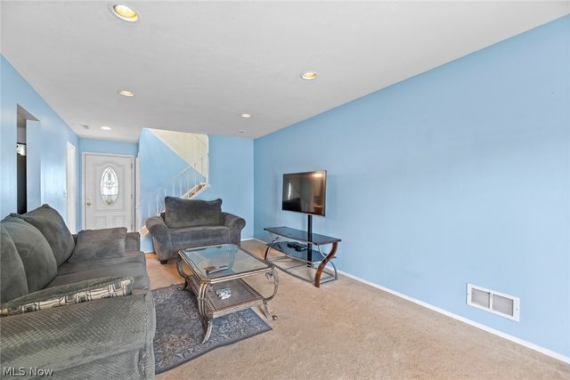 8851 Holly Lane, Olmsted Falls, OH 44138