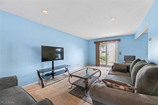 8851 Holly Lane, Olmsted Falls, OH 44138